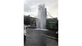 台中市嶺東路，休旅車迴轉撞斷消防栓，噴泉高達兩層樓高 圖／翻攝自臉書南屯大小事社團