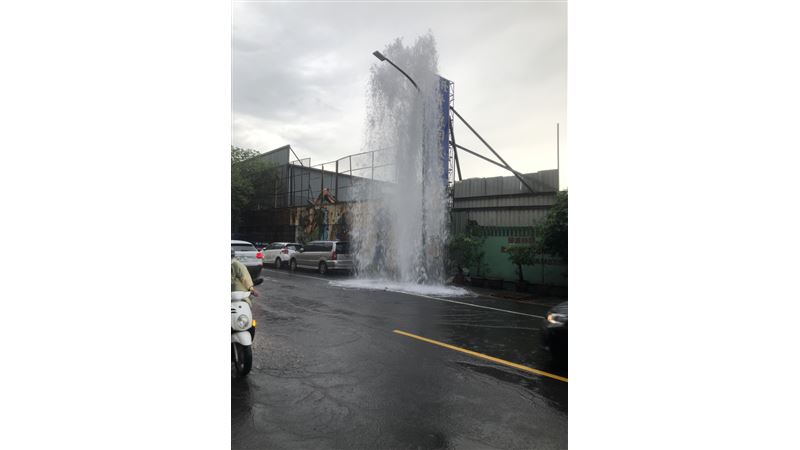 傻眼！撞消防栓肇逃　2層樓水柱狂噴