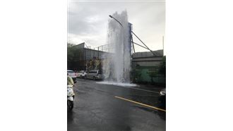 傻眼！撞消防栓肇逃　2層樓水柱狂噴