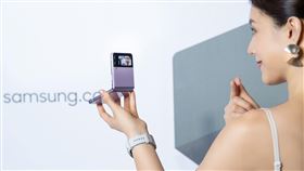 三星電子在11日晚間正式發布全新可折疊式智慧型手機Galaxy Z Fold3和Galaxy Z Flip3（圖／台灣三星提供）