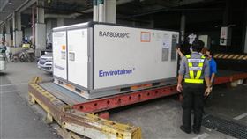 快訊／自購「52萬劑AZ疫苗」到了！15：25抵達桃機（圖／翻攝自蘇貞昌臉書）