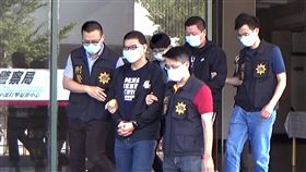 博奕網站幕後金主彰化落網台中地檢署指揮中部打擊犯罪中心今年陸續查獲網路賭博水房，循線追查發現幕後金主為國內控股集團總裁莊周文（前中），4日在彰化市逮獲莊周文，並移送檢方偵辦。（翻攝照片）中央社記者郝雪卿傳真　109年11月5日