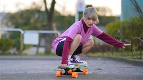 桃乃木香奈化身成滑板妹，玩板時頗具架式。（圖／翻攝自Kana_Momonogi推特）