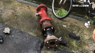 租賃車撞斷消防栓　水柱狂噴2層樓