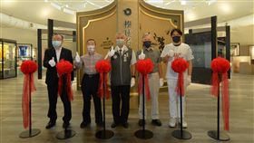 台灣棒球名人堂理事長黃瑛坡（左起）、名人堂成員杜勝三、桃園市副市長高安邦、名人堂成員謝明勇、名人堂飯店副董事長洪仁偉參加剪綵。（圖／台灣棒球名人堂提供）
