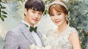 U-KISS前成員Eli（左）在2014年與大11歲的辣模池妍秀秘婚。（圖／翻攝自jiyeonsoo140605 IG）