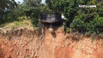 連日豪雨沖刷　台中鐵砧山土石崩裸落