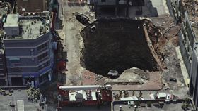 天坑_新聞稿照01_災難喜劇《天坑》辛酸爆笑登場！車勝元、李光洙竟掉入地下500公尺的深坑？！（圖車庫娛樂提供）