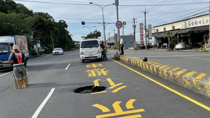彰化馬路出現天坑　駕駛頻急閃險釀禍