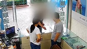 男搶手機落跑！「老闆追出去掉進水溝」他折返救　下場出爐　圖／翻攝自荔枝視頻