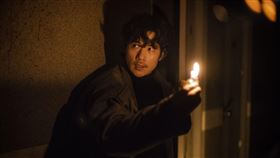 【鬼門】劇照_金剛于在片中飾演具有靈能力的巫師之子，勇闖鬧鬼禁地驅鬼。（圖／采昌提供）