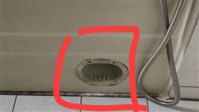 網友家中的浴缸外圍有一個小凹槽，多年來已堆積許多髒汙。（圖／翻攝自臉書社團「裝潢DIY研究室」）