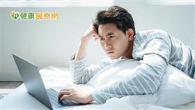精神科醫師提醒，居家工作期間若出現情緒障礙，應盡快尋求專業醫師協助。