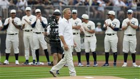 ▲影星凱文科斯納（Kevin Costner）出席夢幻之戰賽前儀式。（圖／美聯社／達志影像）