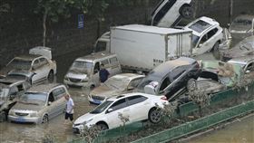 河南鄭州暴雨，官方堅稱僅302人遇難。（圖／達志影像）