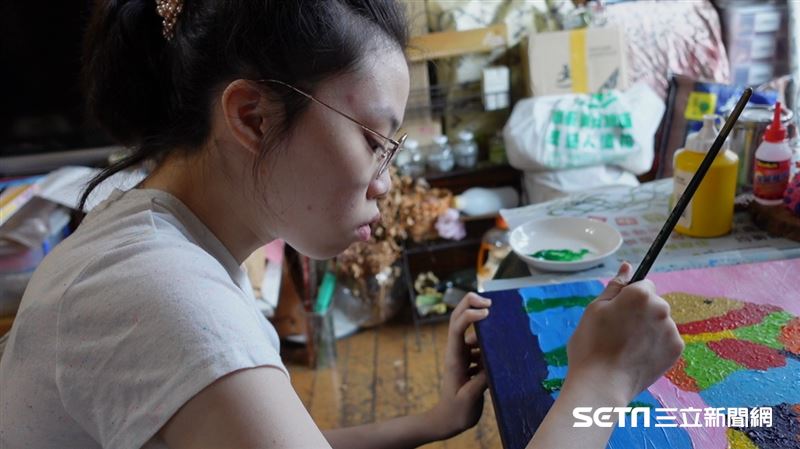 捐賣畫錢助人　患2罕病女吐最大願望