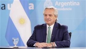 阿根廷總統費南德茲在青年週「阿根廷計畫」中承諾將網路、手機服務、付費電視納入國家公共財計畫。（圖／翻攝自facebook.com/alferdezok）
