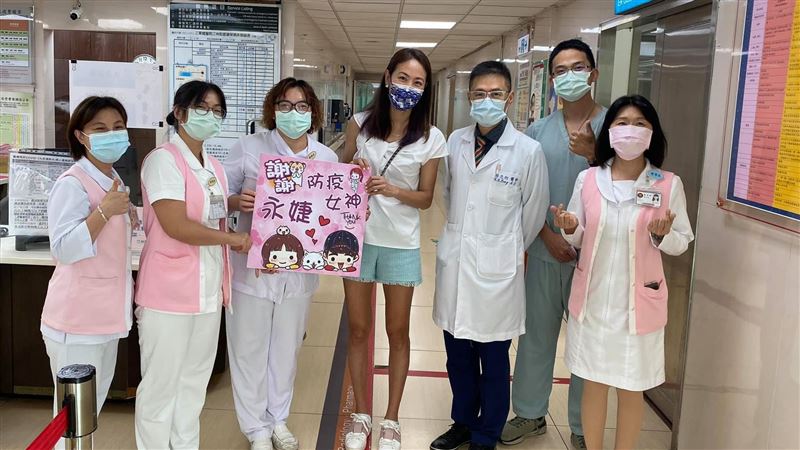 賈永婕送暖到馬國　豪捐2千件防護衣