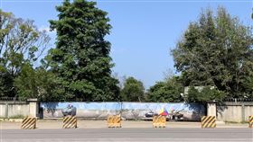 陸軍十軍團士官疑墜樓身亡陸軍第十軍團586旅沈姓上士疑似墜樓，21日被發現倒臥在后里營區內大樓外草皮，急救後不治。十軍團指揮部表示，目前已封鎖現場與寢室，報請軍檢單位調查，釐清事發原因。中央社記者趙麗妍攝　108年10月21日