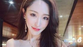 傅靖瑜擁有甜美外型加上魔鬼身材，被網友封為最美律師。（圖／翻攝自傅靖瑜IG）