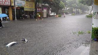 豪雨轟炸！永和半小時就「淹到膝蓋」