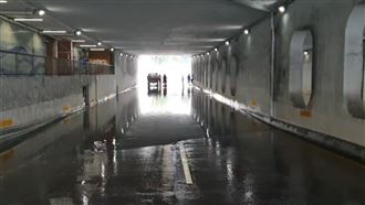 新北永和淹到腳踝　樹林地下道封閉