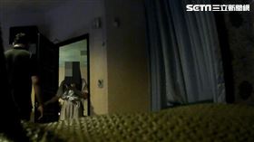 台南警方前往汽車旅館掃蕩，一夜逮捕4組應召女子及馬伕。（圖／翻攝畫面）