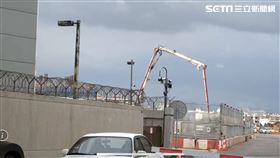 桃園機場變電站汰換工程發生屋頂塌陷事故，造成3名工人1重傷2輕傷。（圖／翻攝畫面）