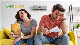 雖然乾眼疾病的形成，來自於長時間的累積，但要避免成為糊矇族，還是得時時提高警覺！由於乾眼疾病有時會出現突發性的視線模糊，眨一眨眼便來的快去的也快，讓國人產生錯覺，只是用眼過度疲勞所致。