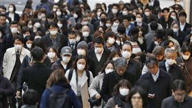 武漢肺炎疫情蔓延全球，日本政府為了阻止疫情擴大，針對來自中國、韓國的入境人士進行為期2週的隔離。圖為東京新宿街頭的民眾。（共同社提供）