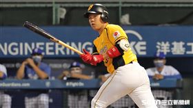 ▲中信兄弟外野手詹子賢敲出安打，陳文杰跑回追平分。（圖／記者劉彥池攝影）