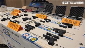 台北市刑大搗破改槍工廠，一舉搜出3把槍枝及8把半成品。（圖／翻攝畫面）