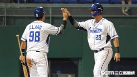 ▲富邦悍將捕手張進德敲出2分打點安打，送回高國麟，高國輝。（圖／記者劉彥池攝影）