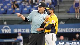 ▲主審尤志欽跟中信兄弟總教練林威助解釋判決。（圖／記者劉彥池攝影）