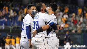 ▲富邦悍將游擊手紐那斯賽後和隊友擁抱。（圖／記者劉彥池攝影）