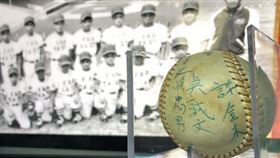 ▲老球迷珍藏簽名紀念球。1971年第一代巨人少棒隊榮獲威廉波特世界少棒賽冠軍，致贈給前MLB執行長的簽名球，輾轉由台南蔡先生收藏。（圖／蔡傑瑞提供）