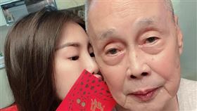 吳玟萱跟爸爸感情很好。(圖／翻攝臉書）