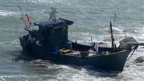 中國漁船金門岸際擱淺（1）金門岸巡隊表示，在峰上岸際釣魚的民眾13日發現1艘掛有五星旗的漁船擱淺，船上無人，研判是從對岸漂來，已派員加強戒護，嚴防漏油污染海域。（民眾提供）中央社記者黃慧敏傳真  110年8月13日