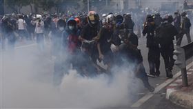 泰國抗議民眾試圖蓋住催淚彈煙霧泰國民眾13日上街抗議，要求總理帕拉育下台，警方以催淚彈驅離抗議民眾，圖為民眾嘗試蓋住催淚彈煙霧。中央社記者呂欣憓曼谷攝  110年8月13日