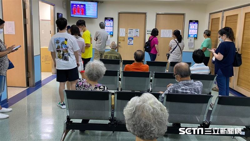 鳳凰颱風襲台，台中市政府宣布12日停止上班上課，19家主要醫院門診營運情況出爐，整體以「白天正常、夜間停診」為主，部分醫院開設特別門診，確保民眾急診與洗腎不中斷。（示意圖／讀者提供）