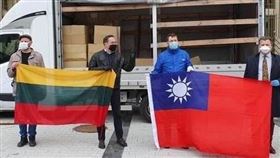 台灣援贈的10萬片醫療級口罩運抵立陶宛（圖／翻攝自Gintaras Steponavičius臉書）