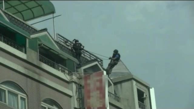 詐騙機房藏身公寓　特警垂降攻堅