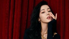 迪麗熱巴大秀絕美長腿。（圖／翻攝自微博）