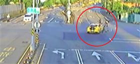 野馬撞女騎士命危！惡劣闖紅燈畫面曝（圖／翻攝畫面）