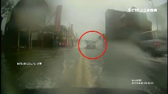 淹水還開快！車濺水花噴濕騎士遭檢舉