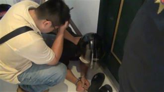 通緝犯見警拔腿逃　勇警斷手忍痛壓制