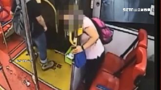 婦人頭穿隔板刷卡　下秒慘被車門夾