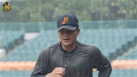 佛斯特和黃恩賜在大雨中跑步。（圖／中信兄弟提供）