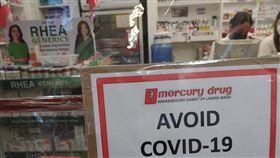 Delta襲菲　馬尼拉確診一週遽增65%Delta變異株侵襲菲律賓，大馬尼拉地區COVID-19確診數一週遽升65%，中部大城怡朗市病床也告急。圖為藥房告示請消費者保持社交距離，攝於3日。中央社記者陳妍君馬尼拉攝　110年8月4日