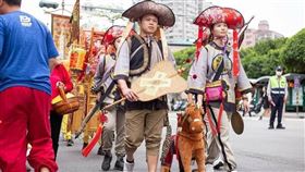 ▲東螺媽祖報馬仔的碎花帽與玩偶小馬。（圖／東螺開基袓廟天后宮提供）